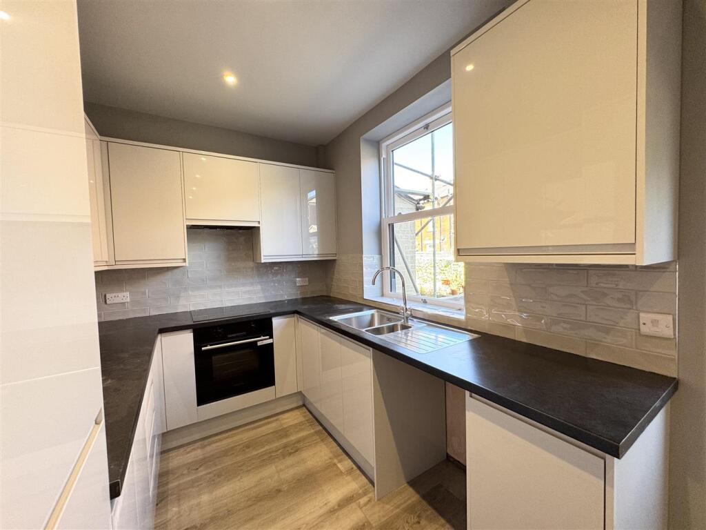 Victoria Street, Clayton West, Huddersfield HD8 9NW photo 4