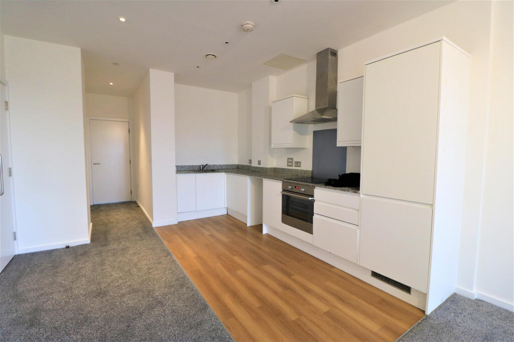 Apartment in London, Newbury Park - View 3