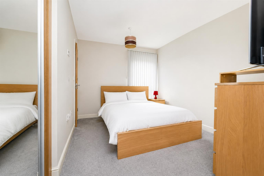 Apartment in Southall - More