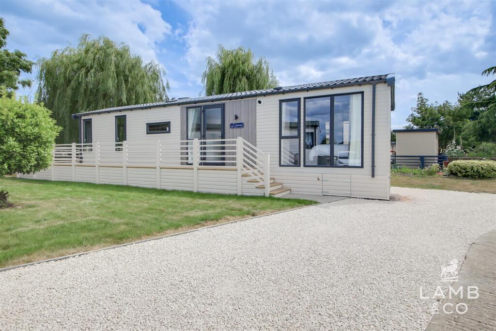 2-bed caravan on Leisure Glades Park, Clacton-On-Sea, £120,000