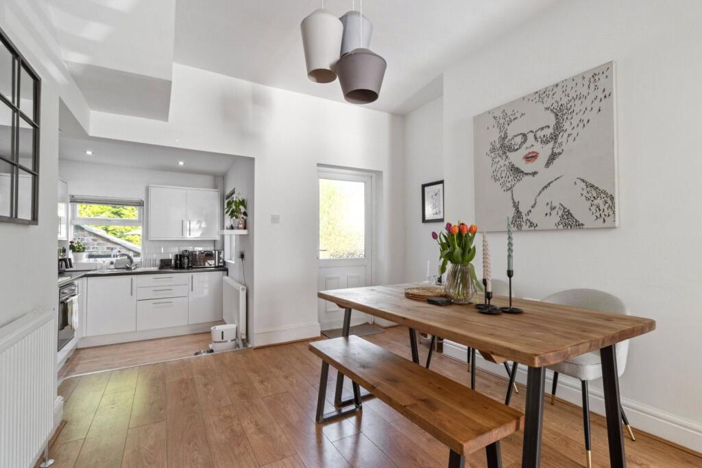 Hale Road, Hale Barns, Altrincham, Greater Manchester, WA15 - Skats 4