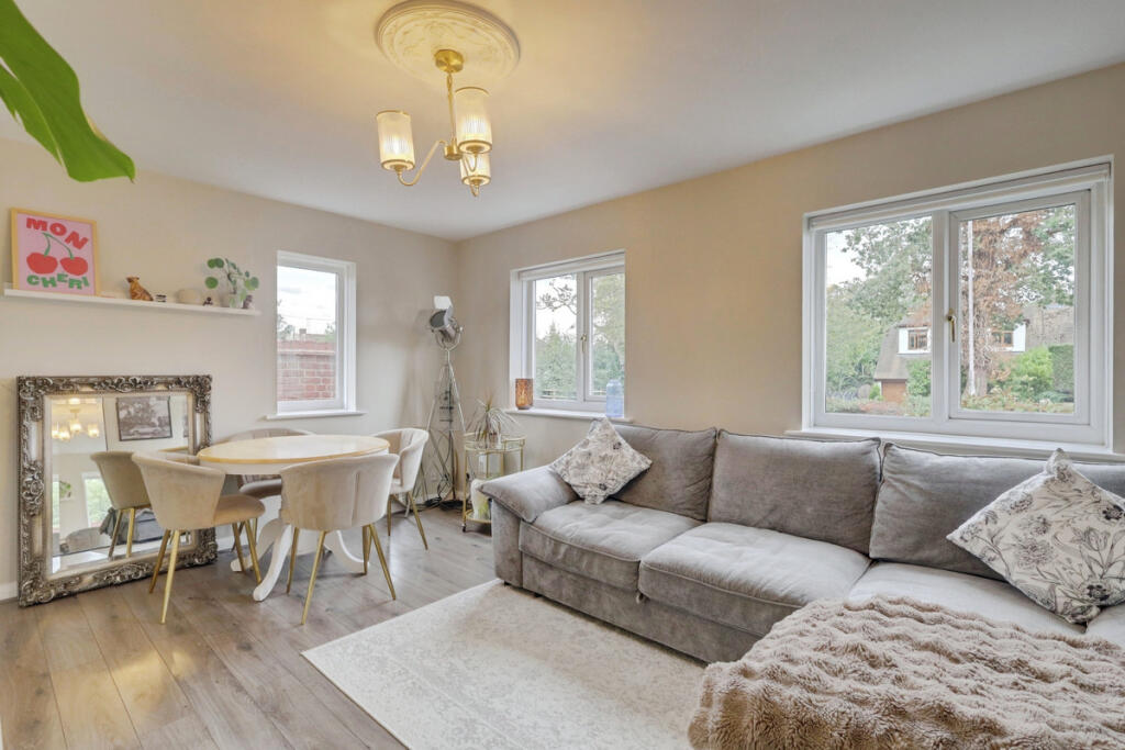 Apartment in Castle Point, Essex - View 2