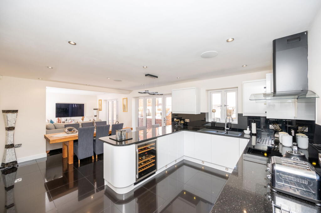 672, Doncaster Road photo 2