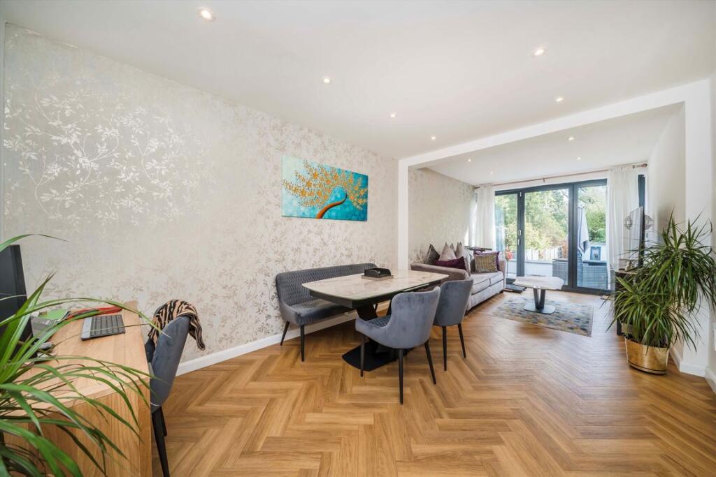 House in London, Royal Borough of Kingston upon Thames - View 5