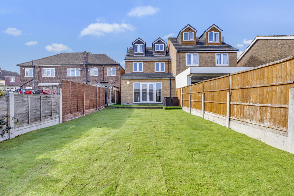 House in London, Collier Row - View 4