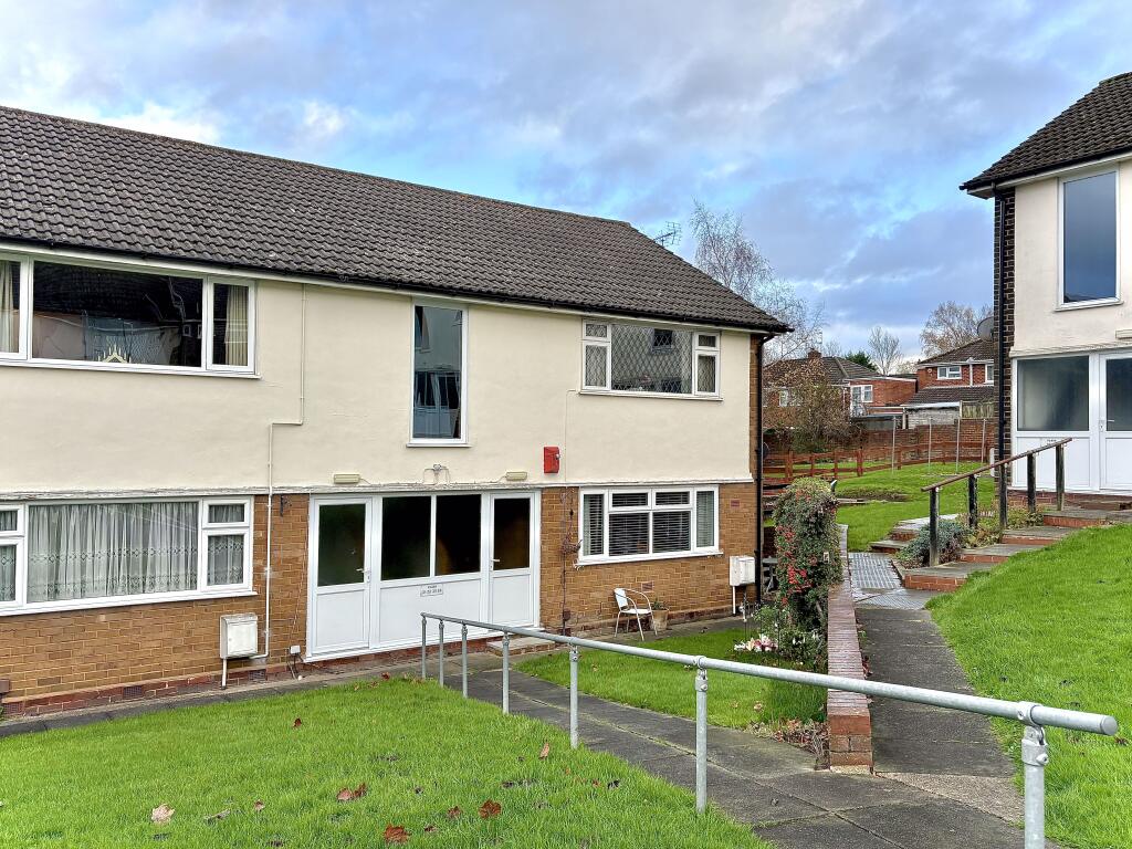 1-bed flat on Sutton Court, ETTINGSHALL PARK, WV4 6QW, £85,000