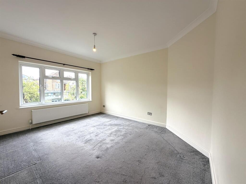 Whitefriars Crescent, Westcliff-On-Sea, Essex photo 4