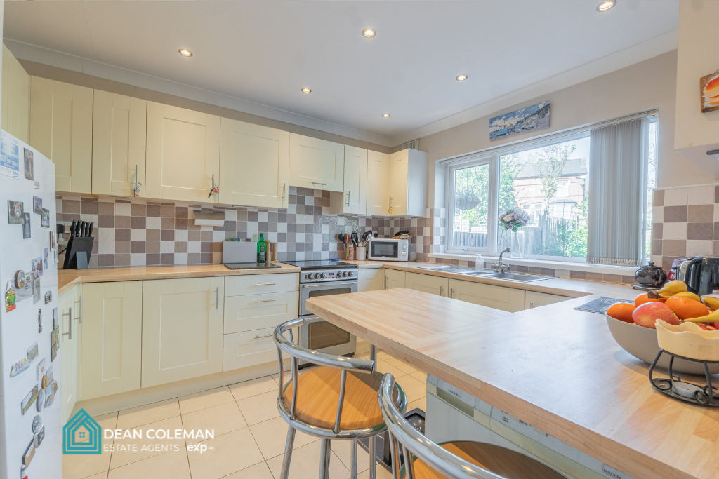 Main image of property: Redditch Road, Kings Norton, B38 8QS