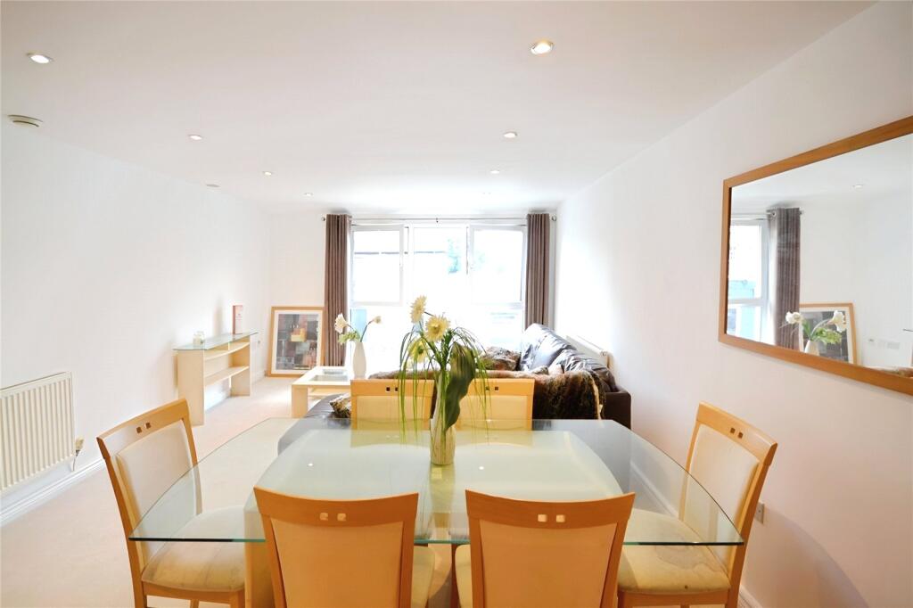 Apartment in Cardiff, Cathays - View 5