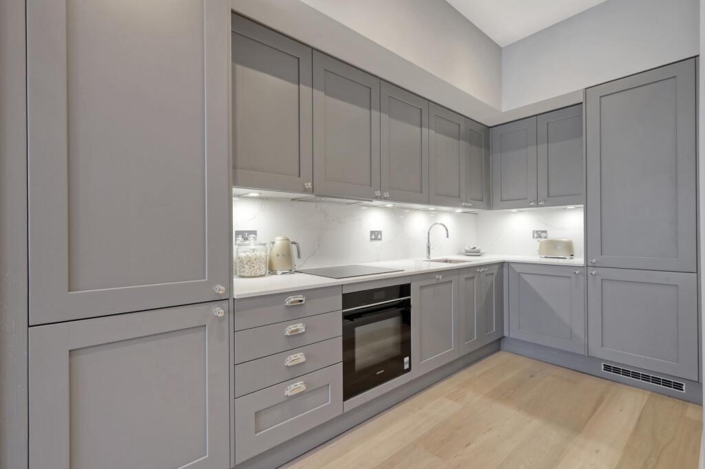 Apartment in Southend-on-Sea - View 5