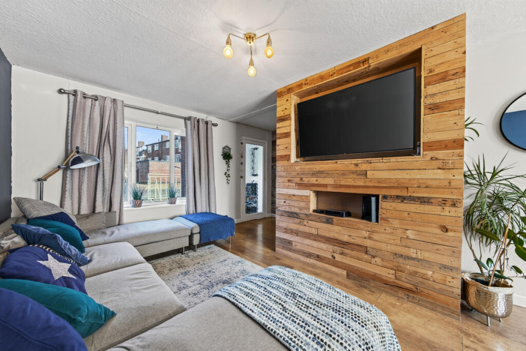 Lynton Grove, Corby, NN18 - View 6