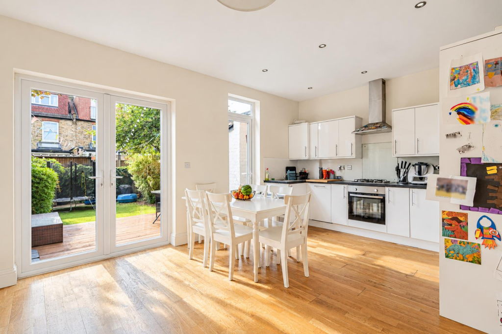 House in London - View 2