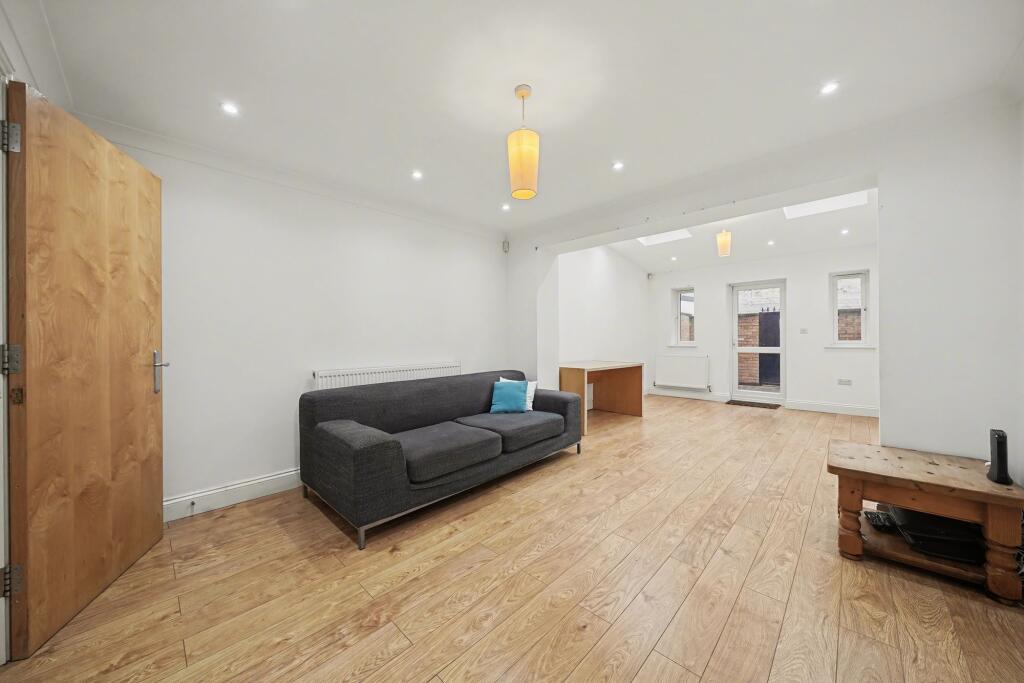 Chapman Place, London, N4 photo 2