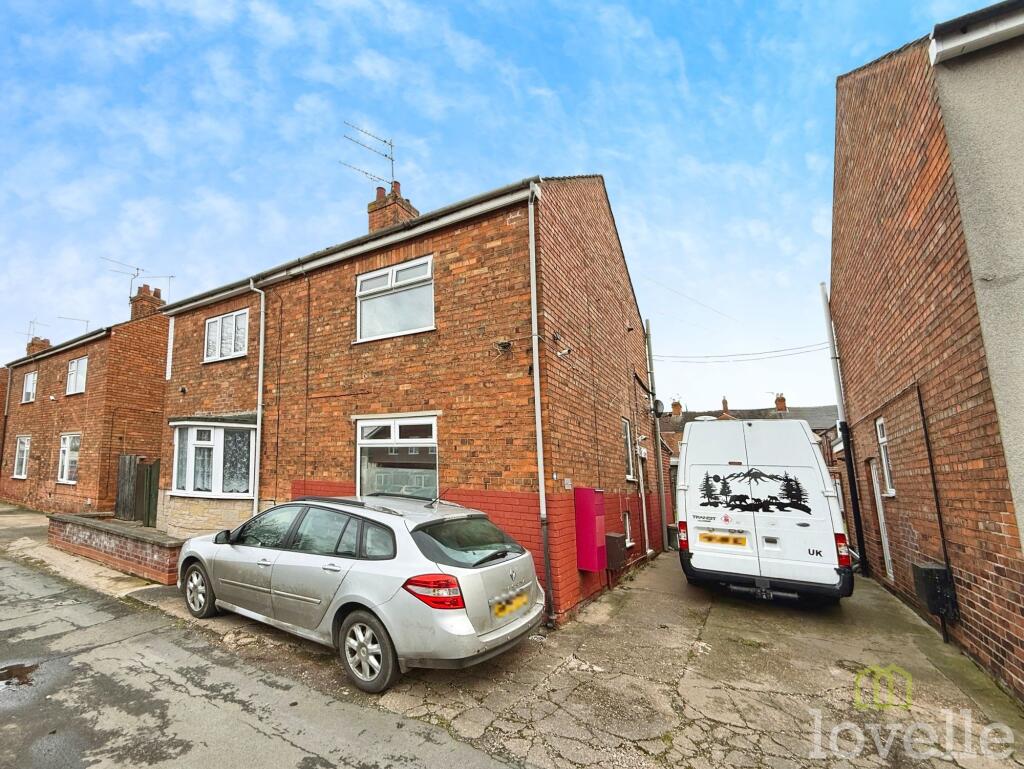 3-bed semi-detached on Wall Street, Gainsborough, DN21, £95,000