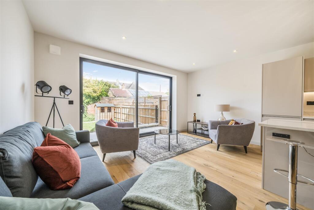 House in London, Southbury - View 4