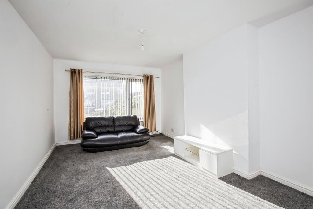 House in Calderdale, Illingworth - View 4