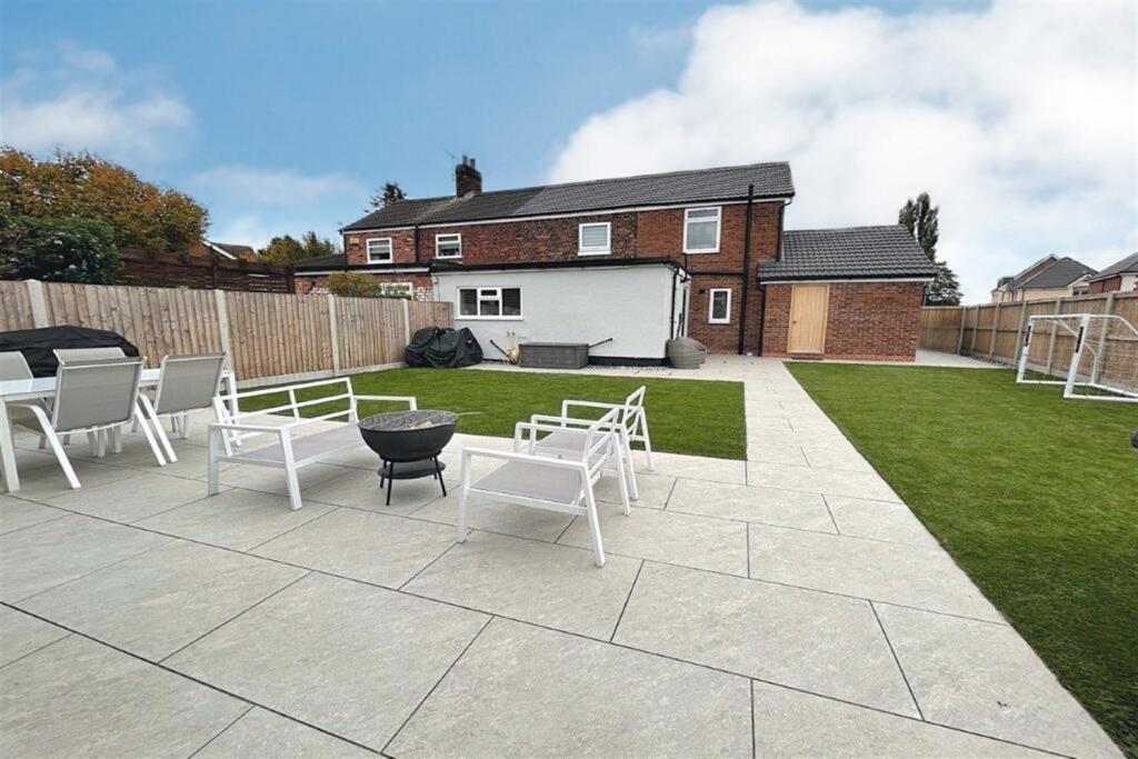 Main image of property: Macclesfield Road, Holmes Chapel