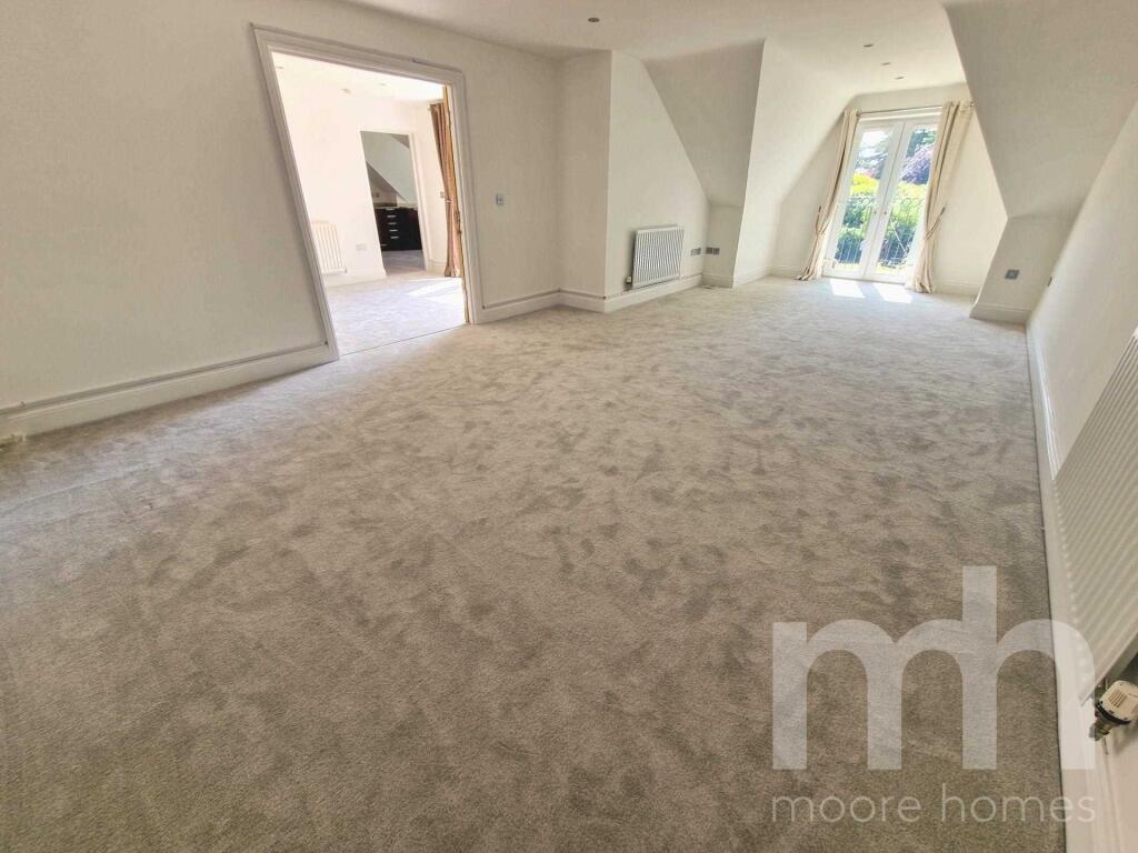 PENTHOUSE APARTMENT, ACK LANE WEST, Cheadle Hulme SK8 7EL photo 5