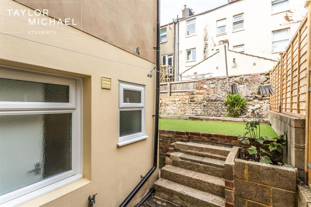 6 bedroom terraced house for rent