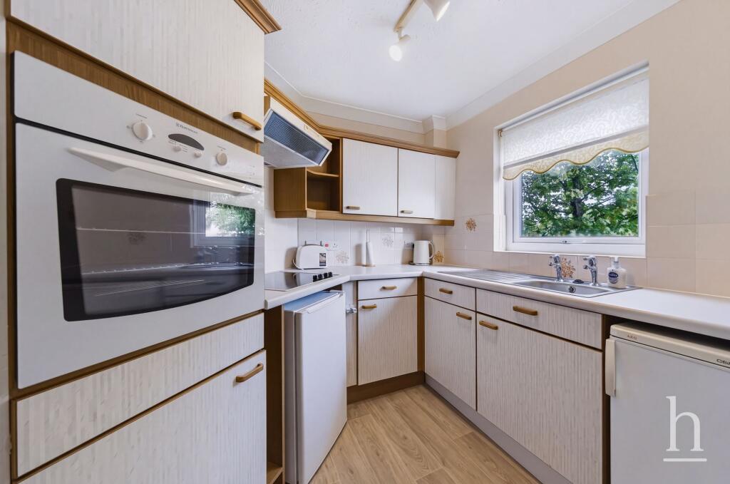 Apartment in Wirral, Liverpool City Region - View 4