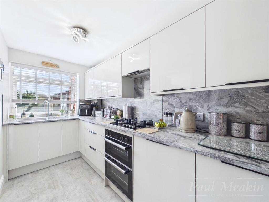 Apartment in Croydon - View 3