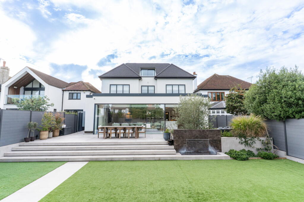 Vernon Road, off Marine Parade, Leigh on Sea SS9 photo 4