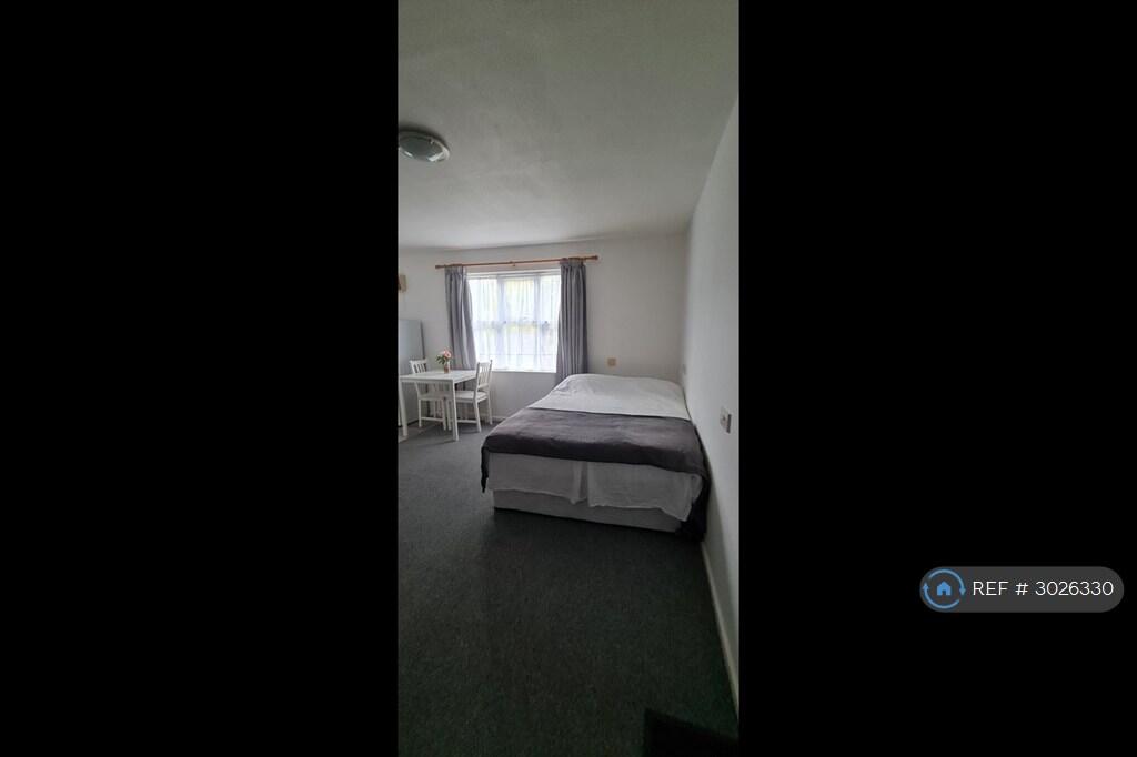 Apartment in Southall - View 4