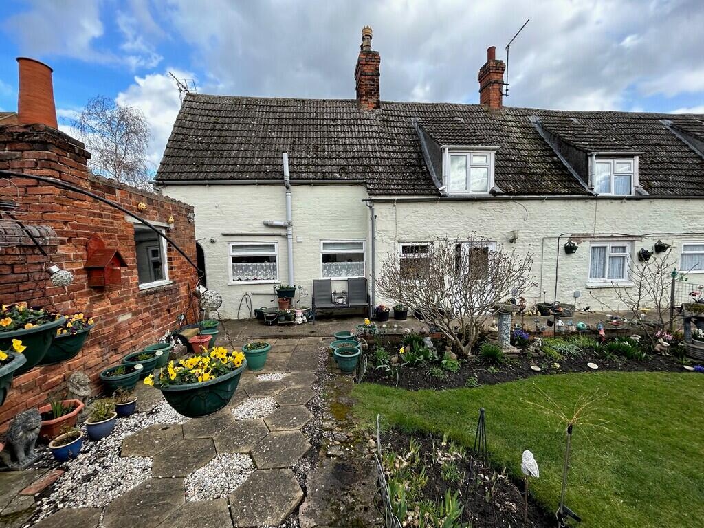 2-bed semi-detached on Spalding Road, Bourne, £150,000