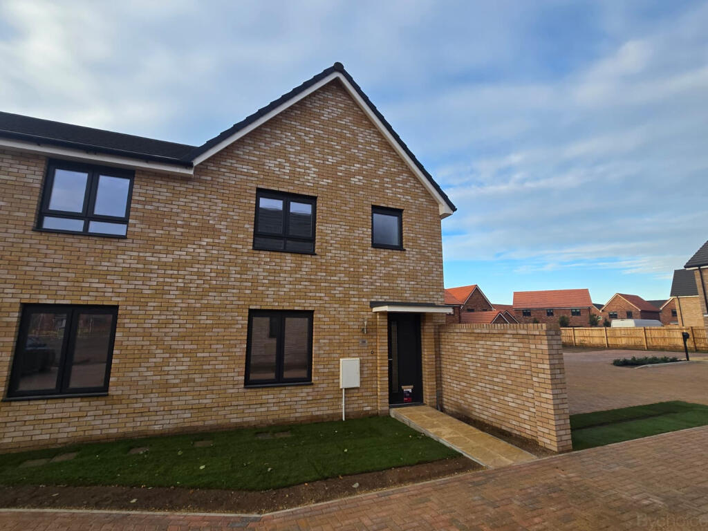 3-bed terraced on Phillips Crescent, Martlesham Heath, Ipswich, Suffolk, £148,000