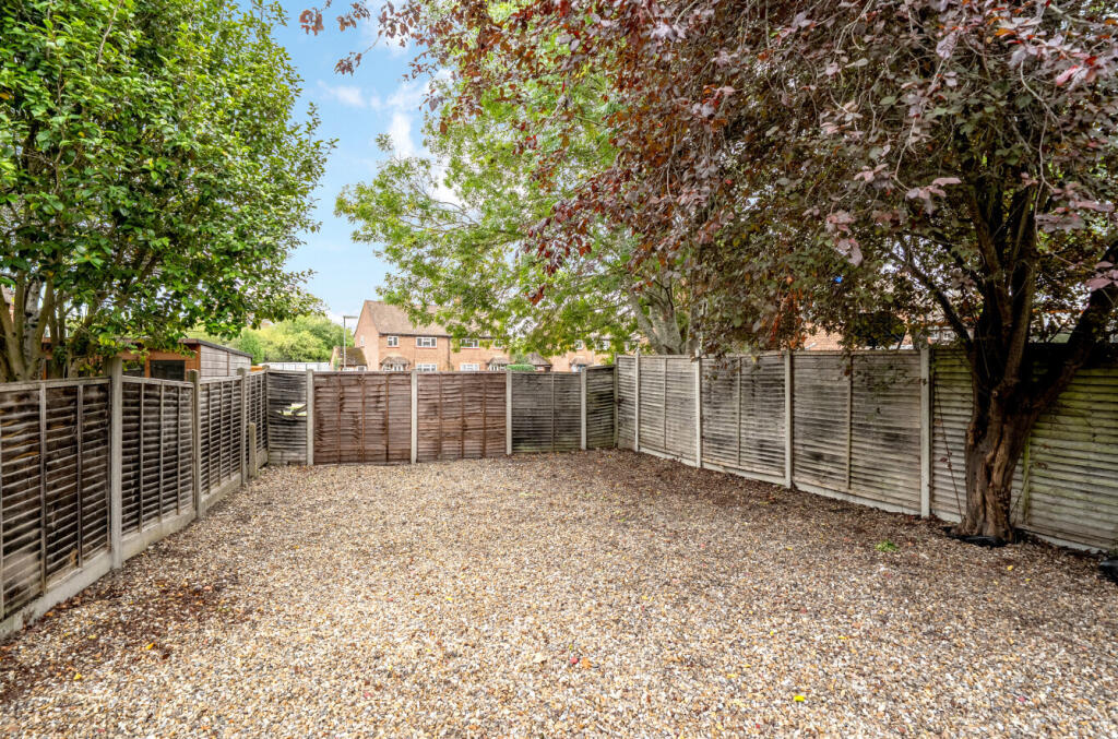 Hazel Avenue, Guildford, Surrey, GU1 photo 2