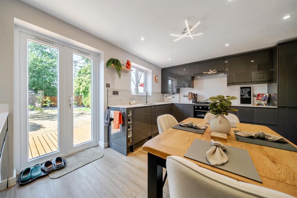 House in Hart, Moulsham Green, Yateley - View 4