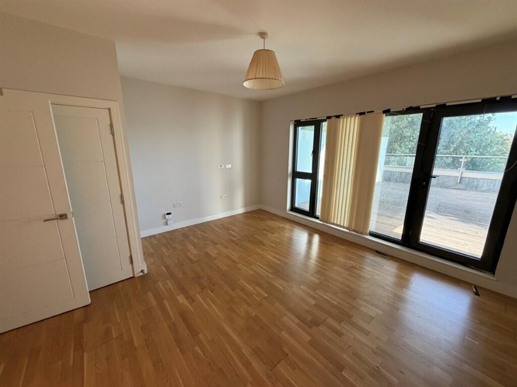 Apartment in Sunbury-on-Thames, Surrey - More