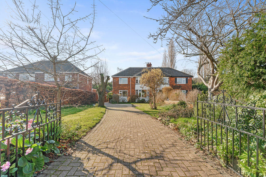 4-bed semi-detached on Eastwood Avenue, Grimsby, £279,950