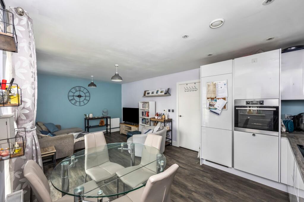 Apartment in Horsham, West Sussex - More
