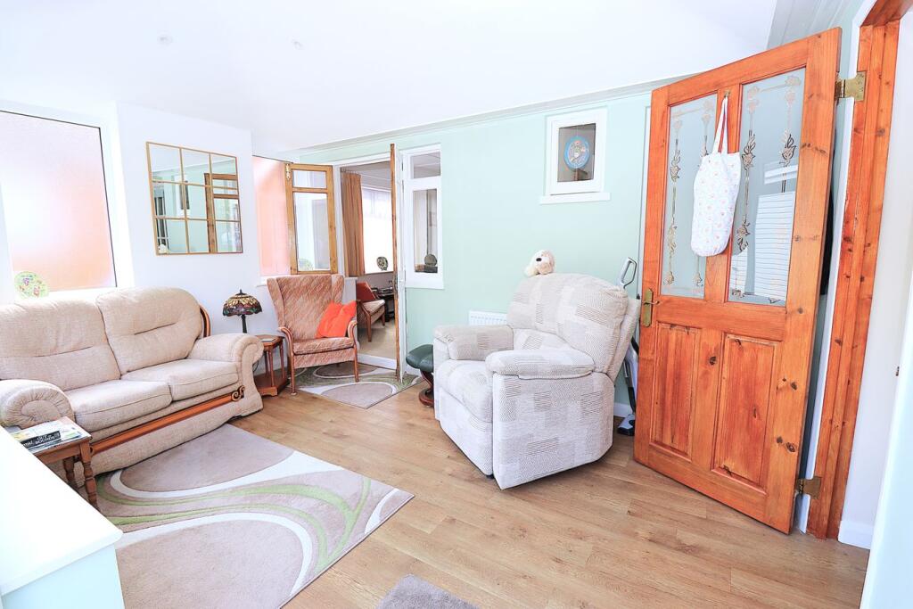 Hazel Avenue, FARNBOROUGH, GU14 photo 4