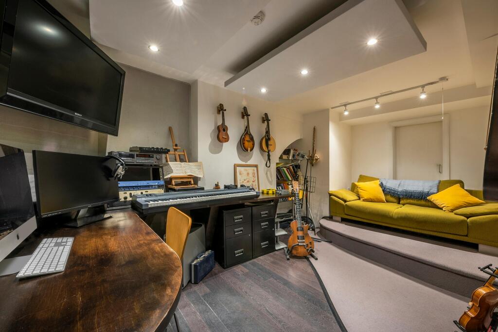 studio (3).jpg