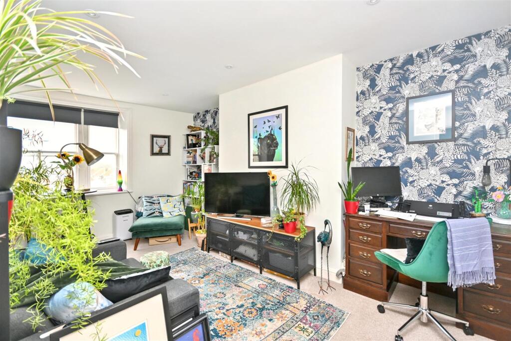 Apartment in Eastbourne, Seaside, Roselands - View 2