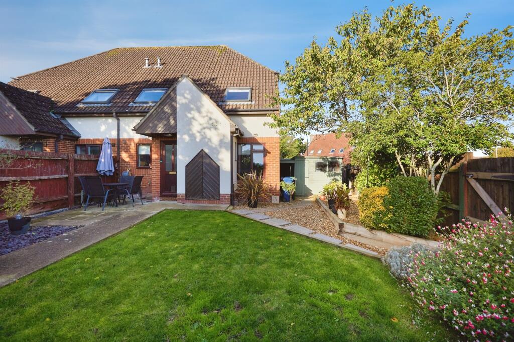 2-bed house on Honeyfields, Gillingham, £220,000