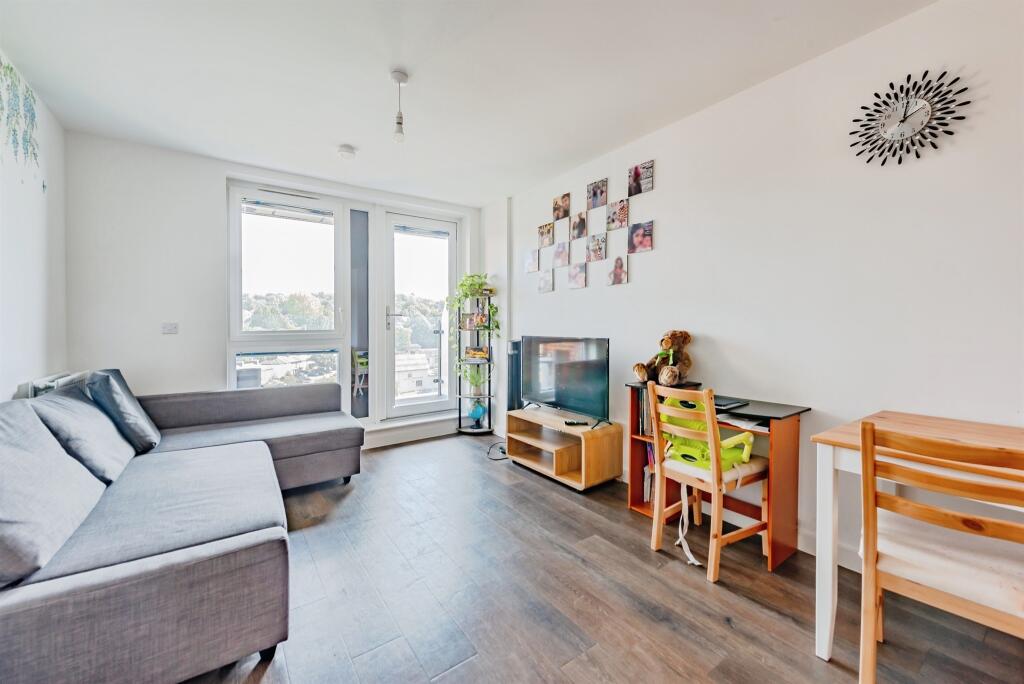 1-bed apartment on Marketfield Way, Redhill, £265,000