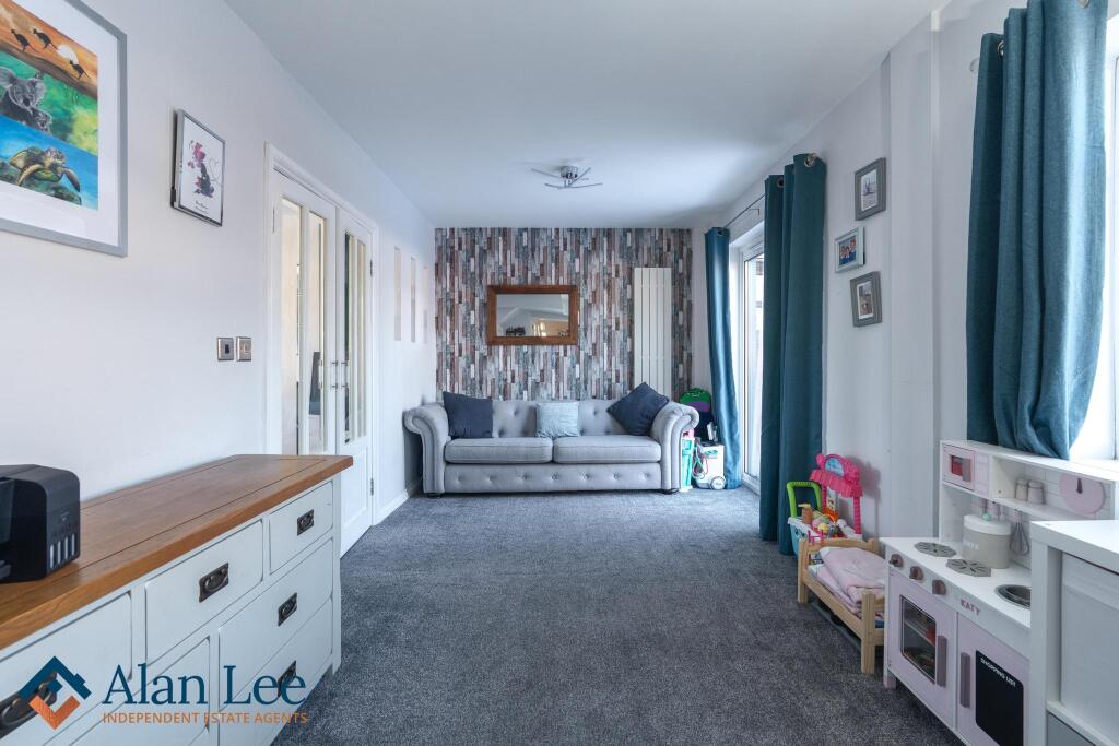 Dalesford Crescent, Macclesfield, SK10 3LE photo 4