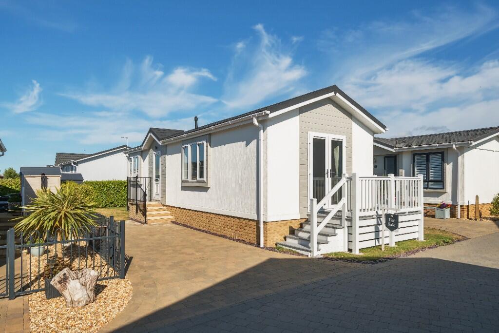 Main image of property: New Lane,
Milford-on-Sea, Lymington,
Hampshire,
SO41 0UQ