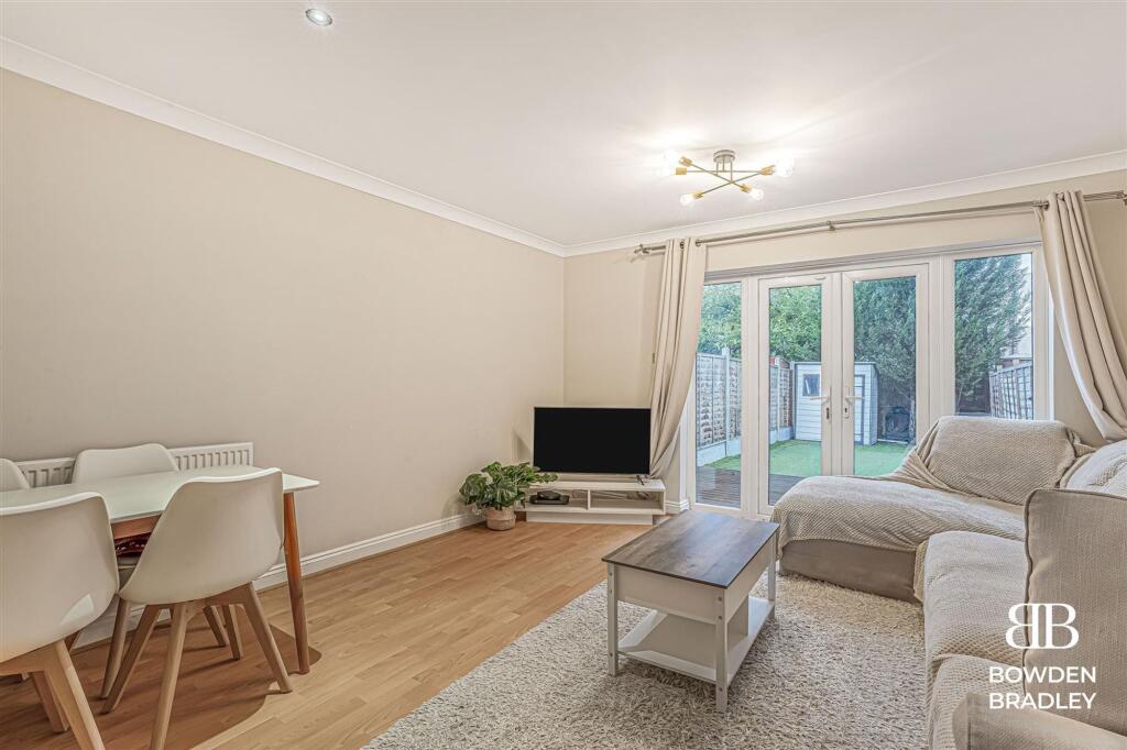 Maple Close, Ilford, IG6 photo 2