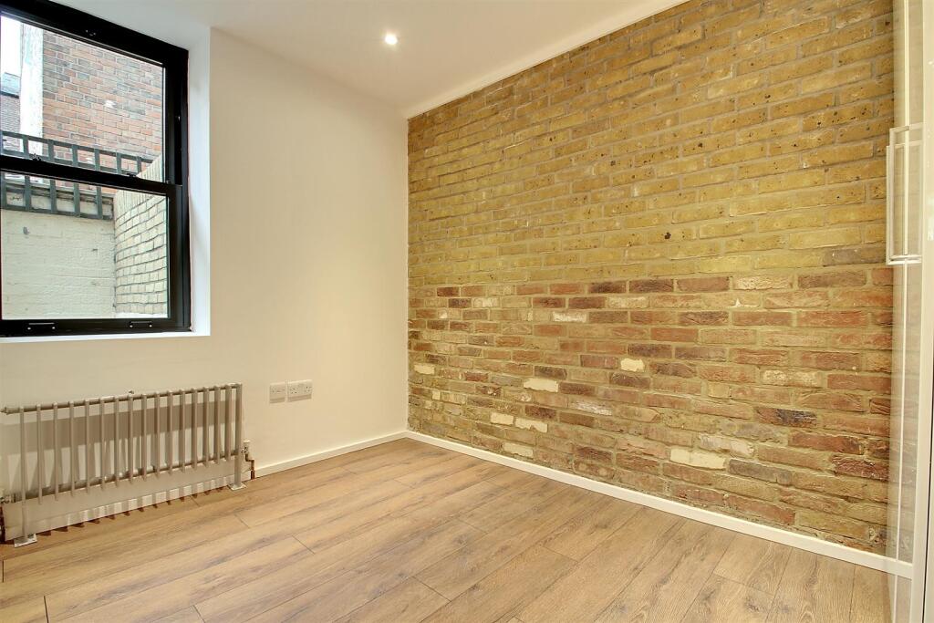 2 bedroom mews property for rent