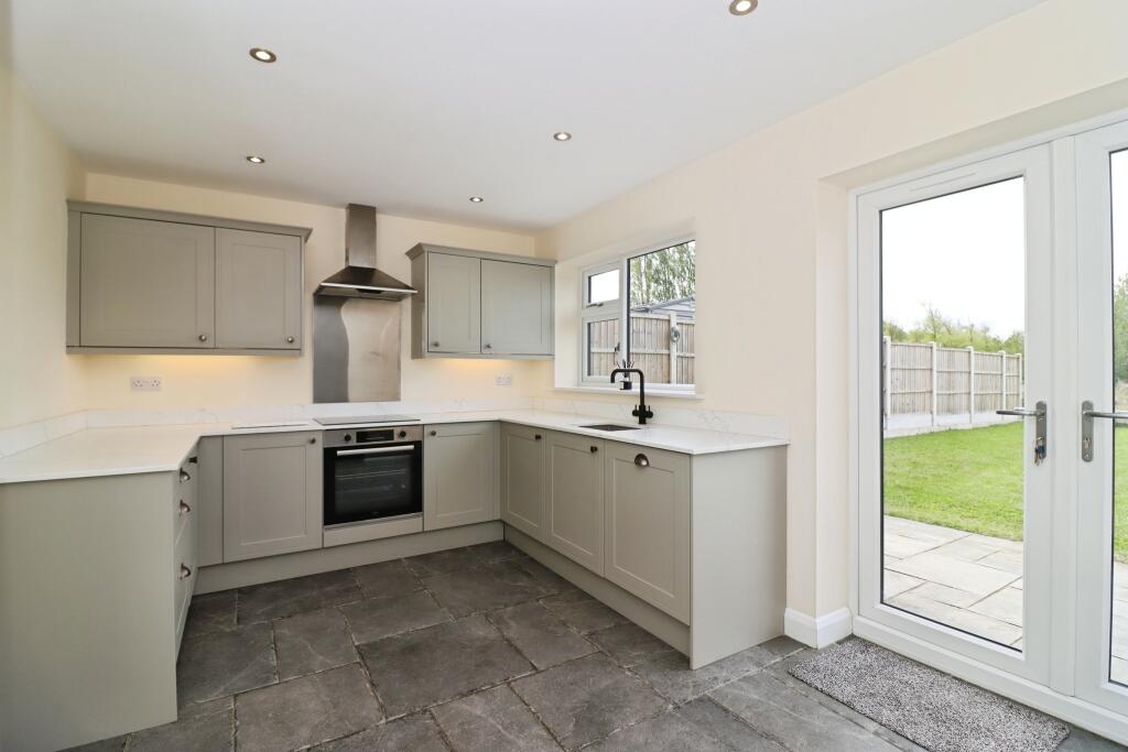3-bed detached on Williams Way, Chesterfield, S42, £280,000