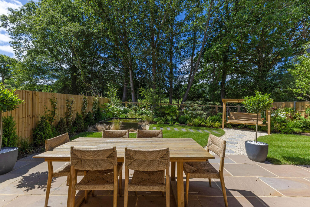 House in Waverley, Chiddingfold - View 4