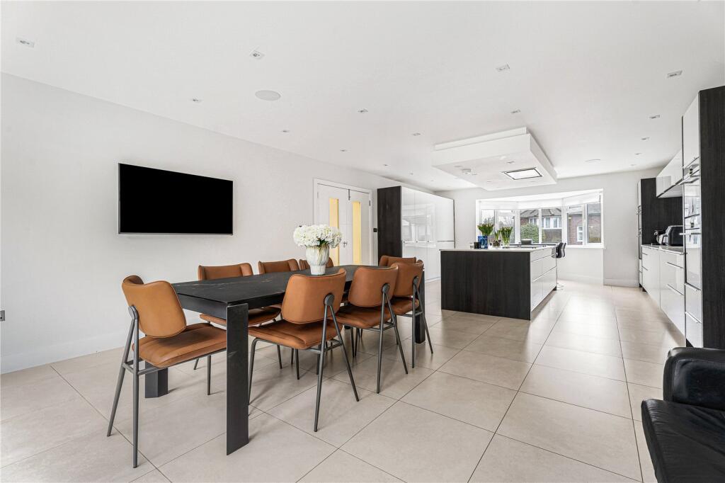 House in Radlett, Battlers Green, Aldenham - More