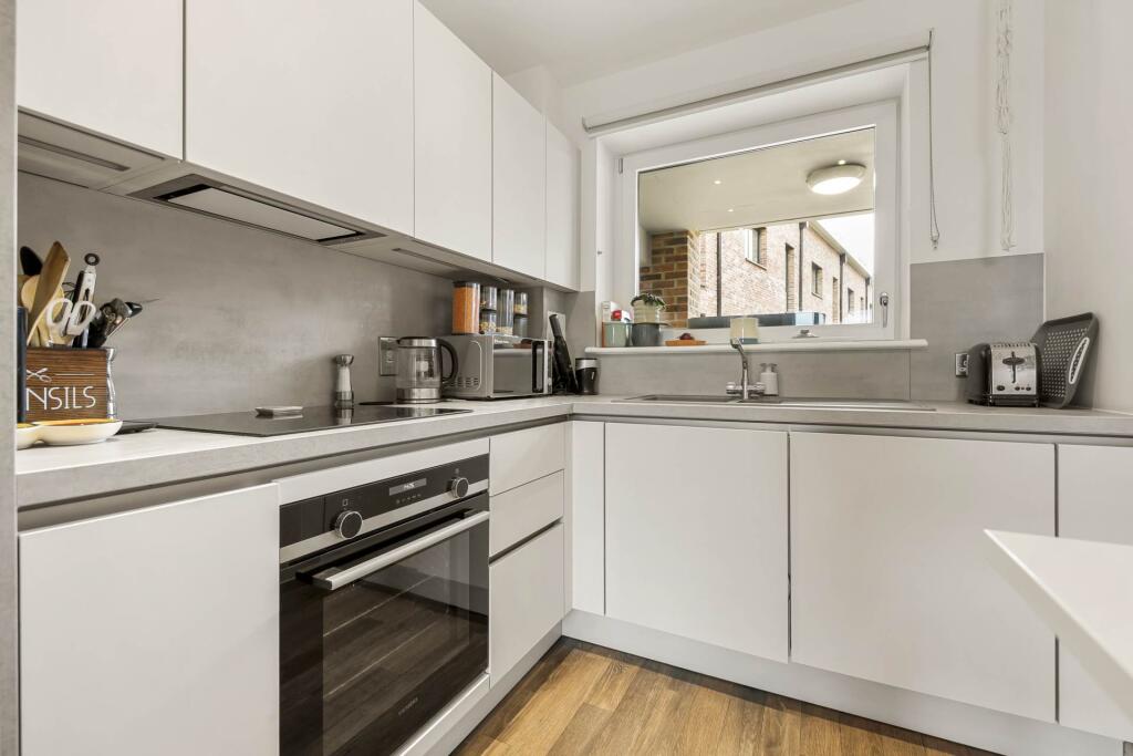 Apartment in London, Leyton - More