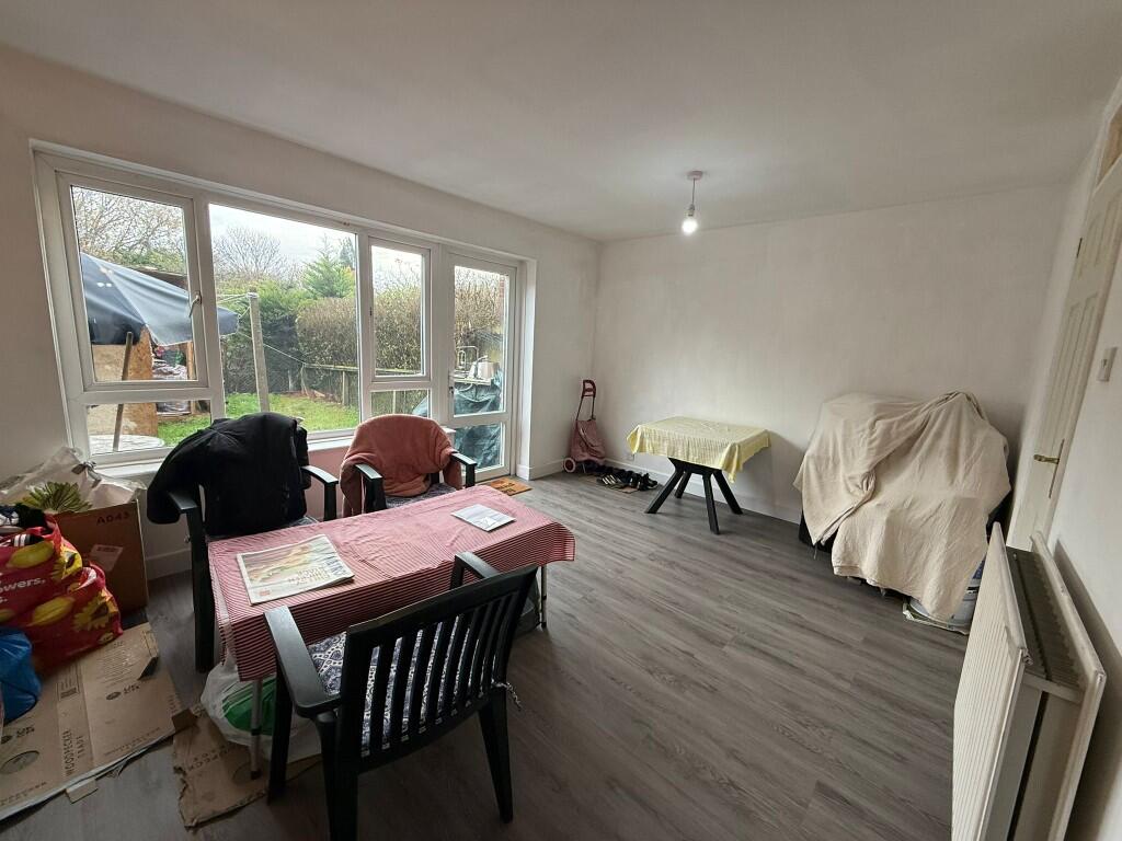 Weekes Drive, Slough, Berkshire, SL1 photo 2