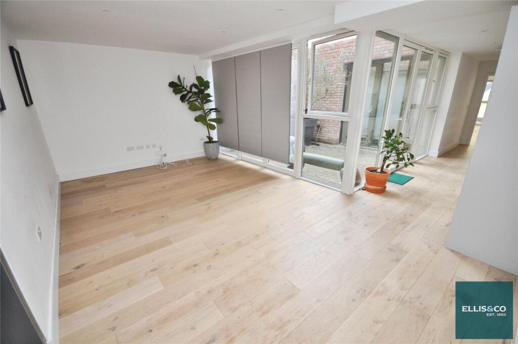 Main image of property: Edgewood Mews, Finchley, N3