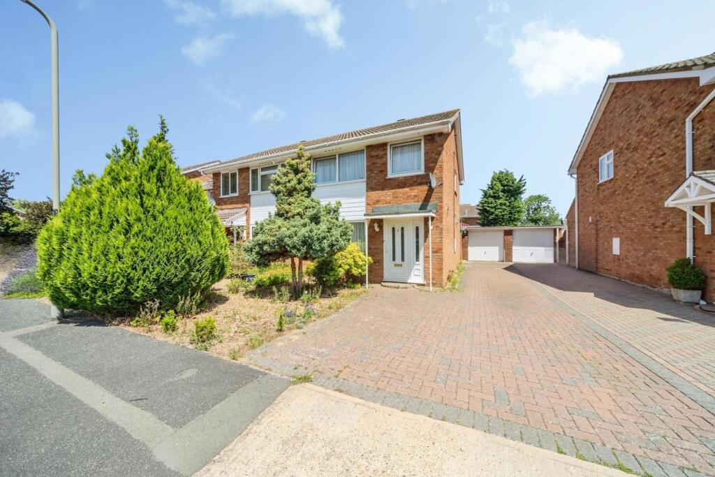 Main image of property: Temple Close, Bletchley, Milton Keynes, Buckinghamshire, MK3